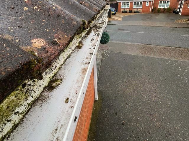 gutter-cleaning-5-kireth-ai