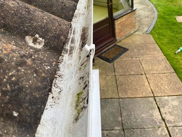 gutter-cleaning-9-kireth-ai