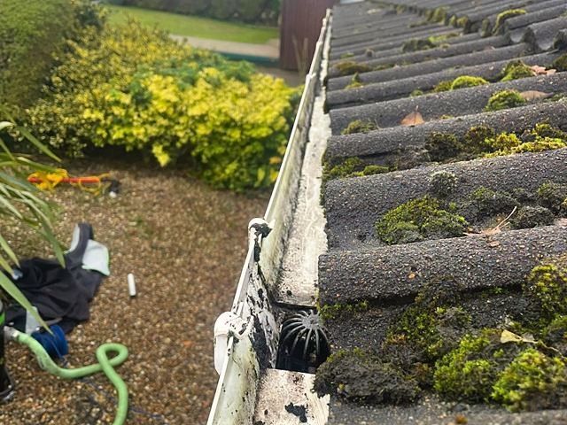 gutter-cleaning-6-kireth-ai