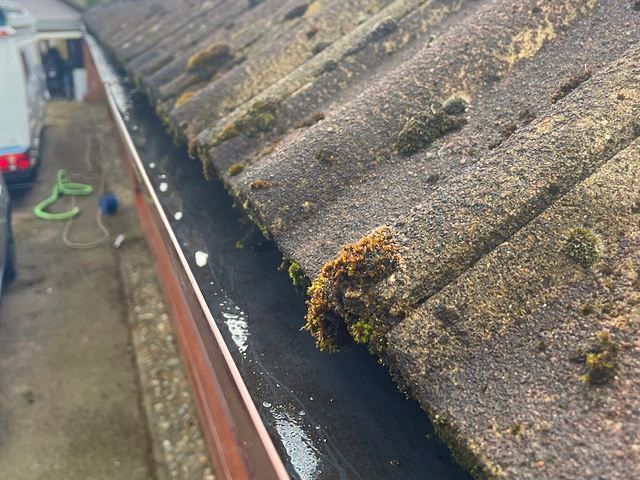 gutter-cleaning-10-kireth-ai